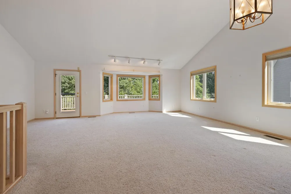 7043 Oak Pointe Curve Bloomington, MN 55438