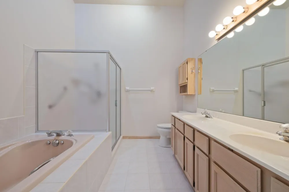 7043 Oak Pointe Curve Bloomington, MN 55438