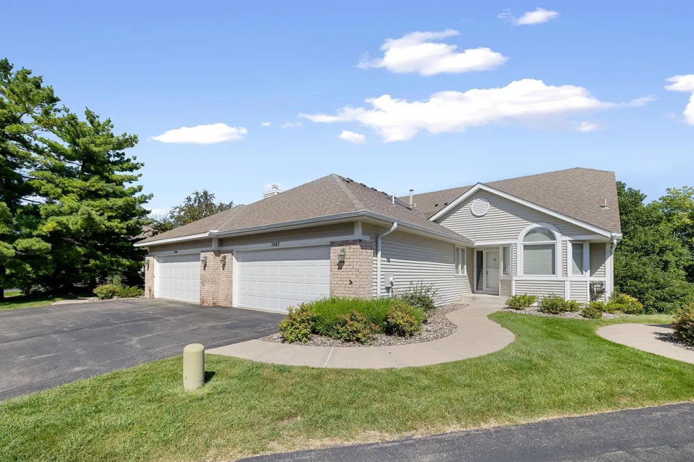 7043 Oak Pointe Curve Bloomington, MN 55438