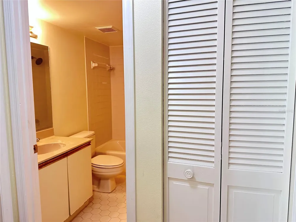 6221 TIMBER LAKE DRIVE #C1 Sarasota, FL 34243