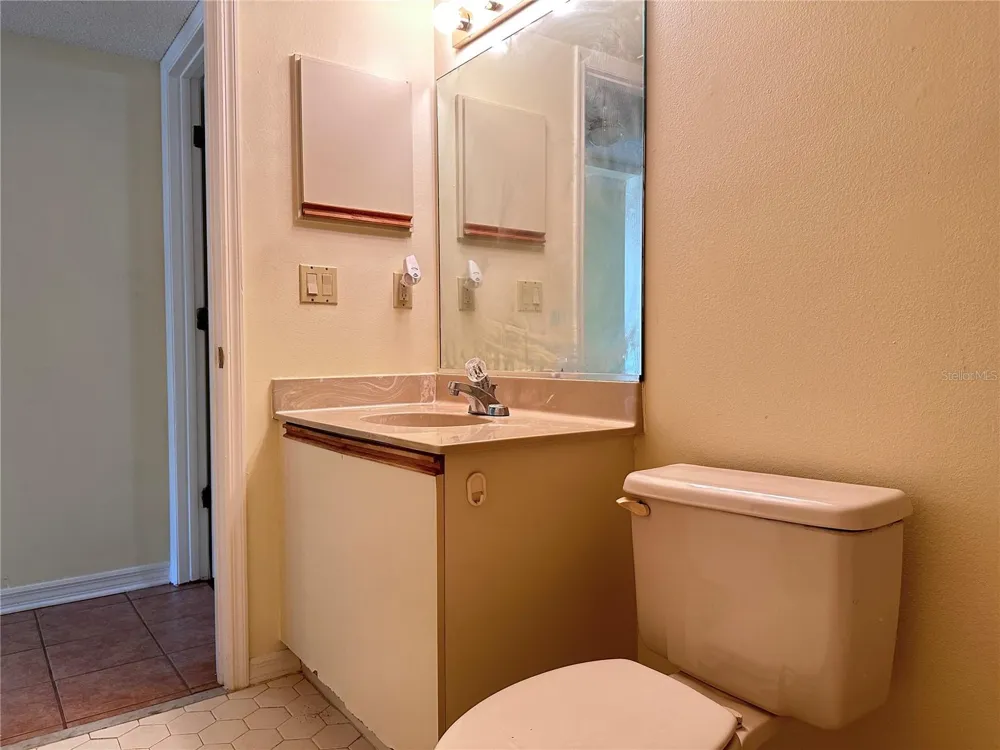 6221 TIMBER LAKE DRIVE #C1 Sarasota, FL 34243