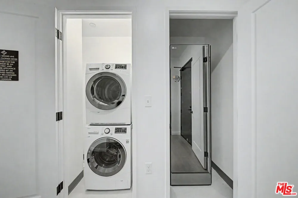1050 S Grand Avenue #905 Los Angeles, CA 90015