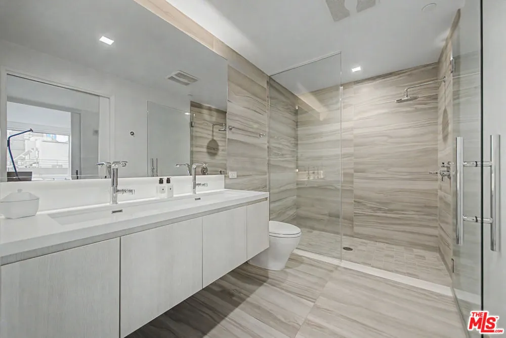1050 S Grand Avenue #905 Los Angeles, CA 90015