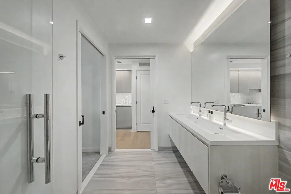 1050 S Grand Avenue #905 Los Angeles, CA 90015