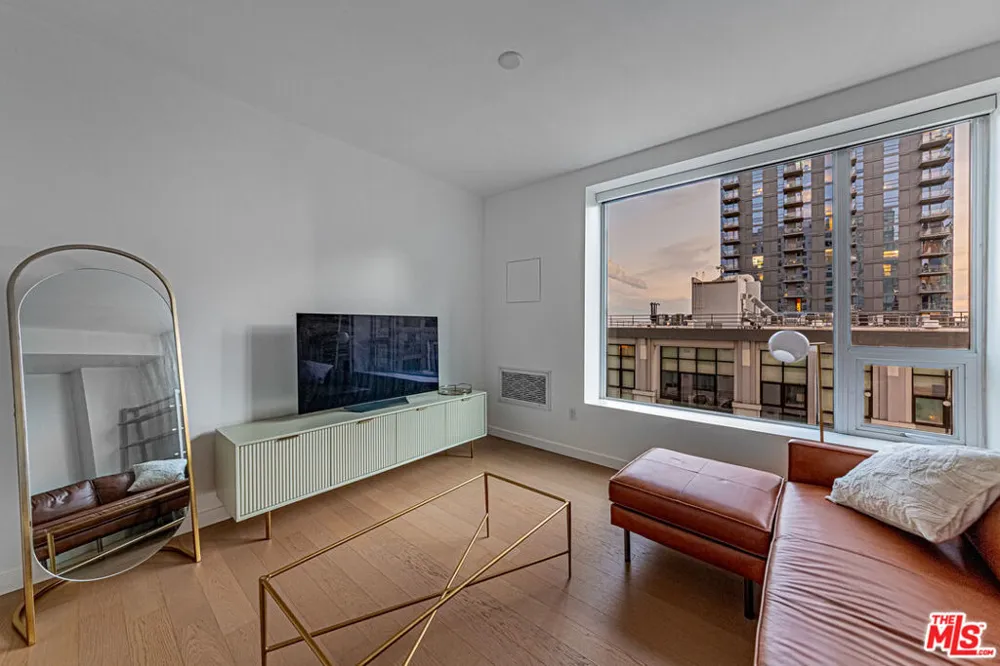1050 S Grand Avenue #905 Los Angeles, CA 90015