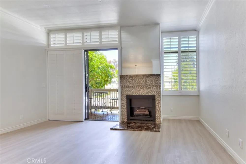 10470 Riverside #102 Toluca Lake, CA 91602