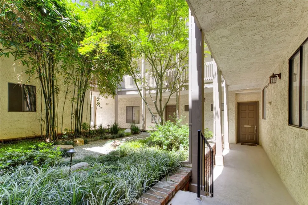 10470 Riverside #102 Toluca Lake, CA 91602