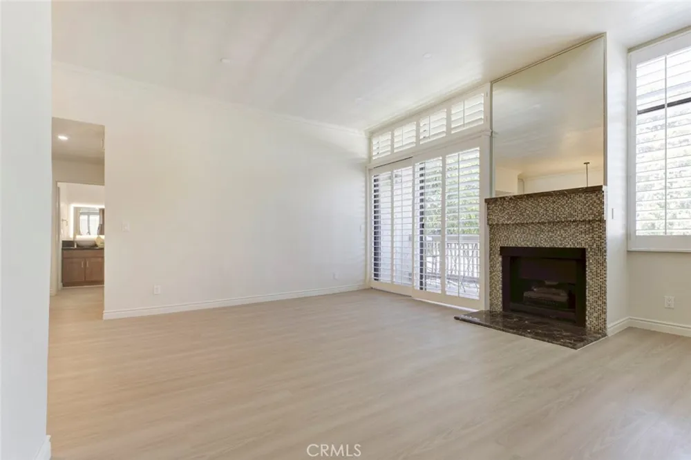 10470 Riverside #102 Toluca Lake, CA 91602