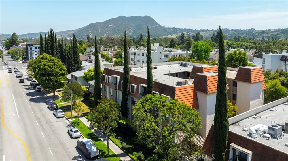 10470 Riverside #102 Toluca Lake, CA 91602