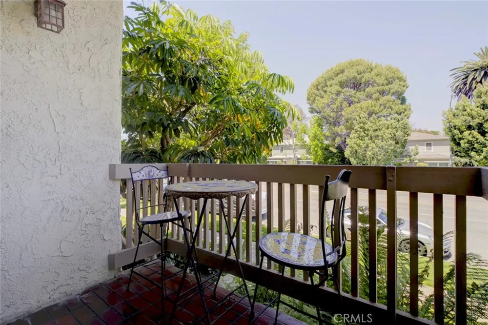 10470 Riverside #102 Toluca Lake, CA 91602
