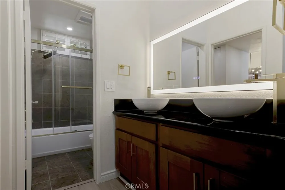 10470 Riverside #102 Toluca Lake, CA 91602