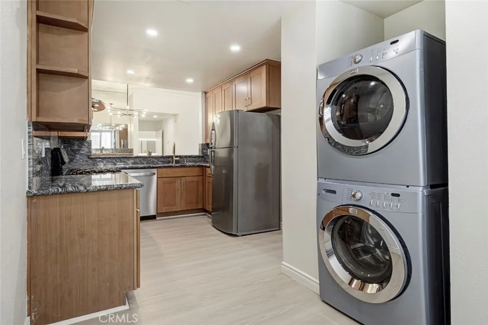10470 Riverside #102 Toluca Lake, CA 91602