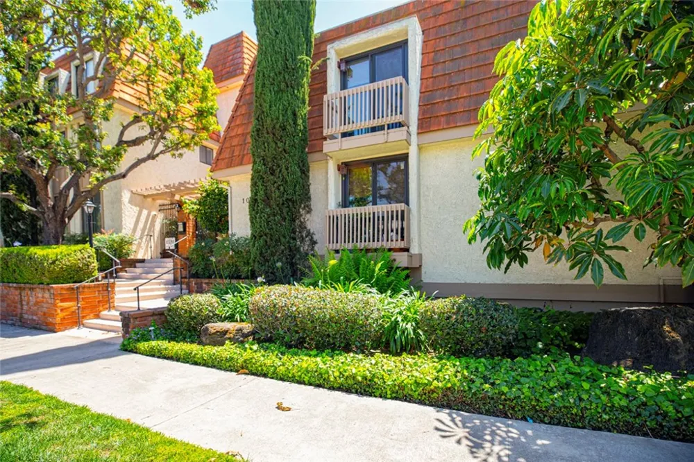 10470 Riverside #102 Toluca Lake, CA 91602