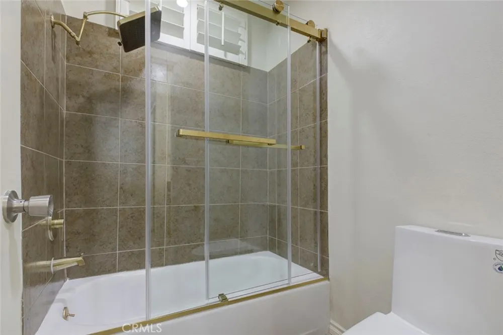 10470 Riverside #102 Toluca Lake, CA 91602