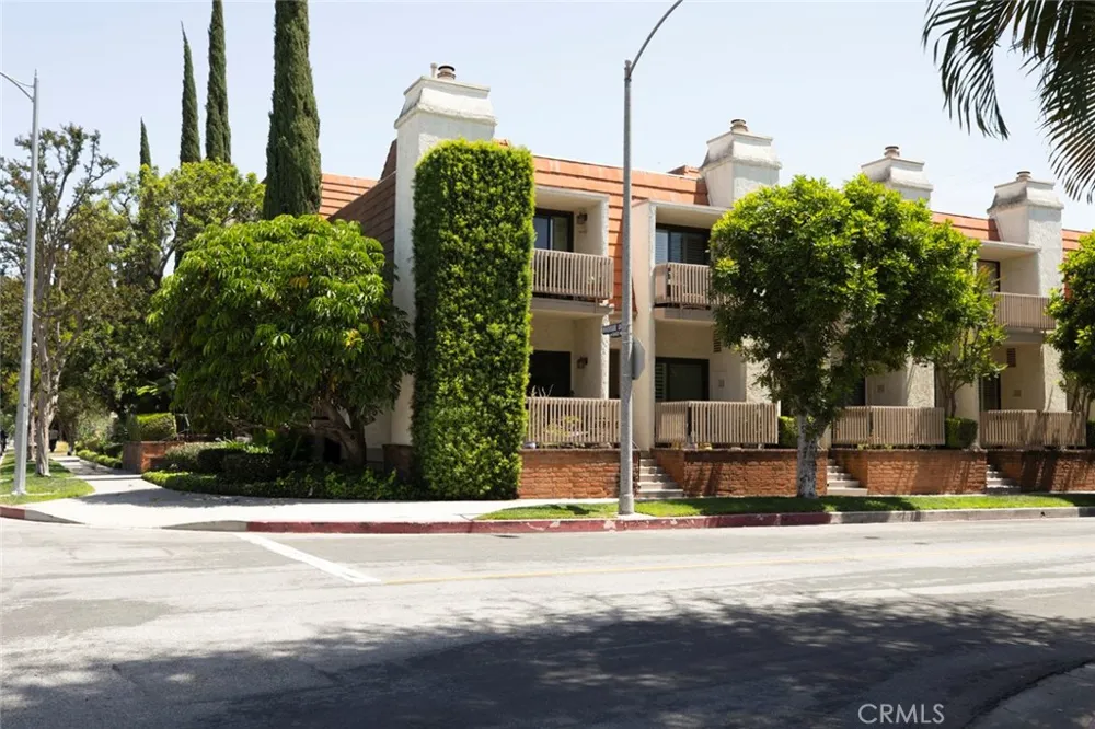 10470 Riverside #102 Toluca Lake, CA 91602