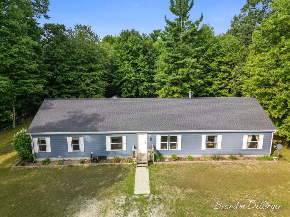 6467 S Croton Hardy Drive S Newaygo, MI 49337