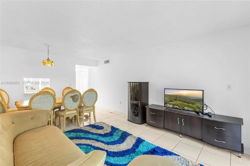 7891 Sunrise Lakes Dr #305 Sunrise, FL 33322
