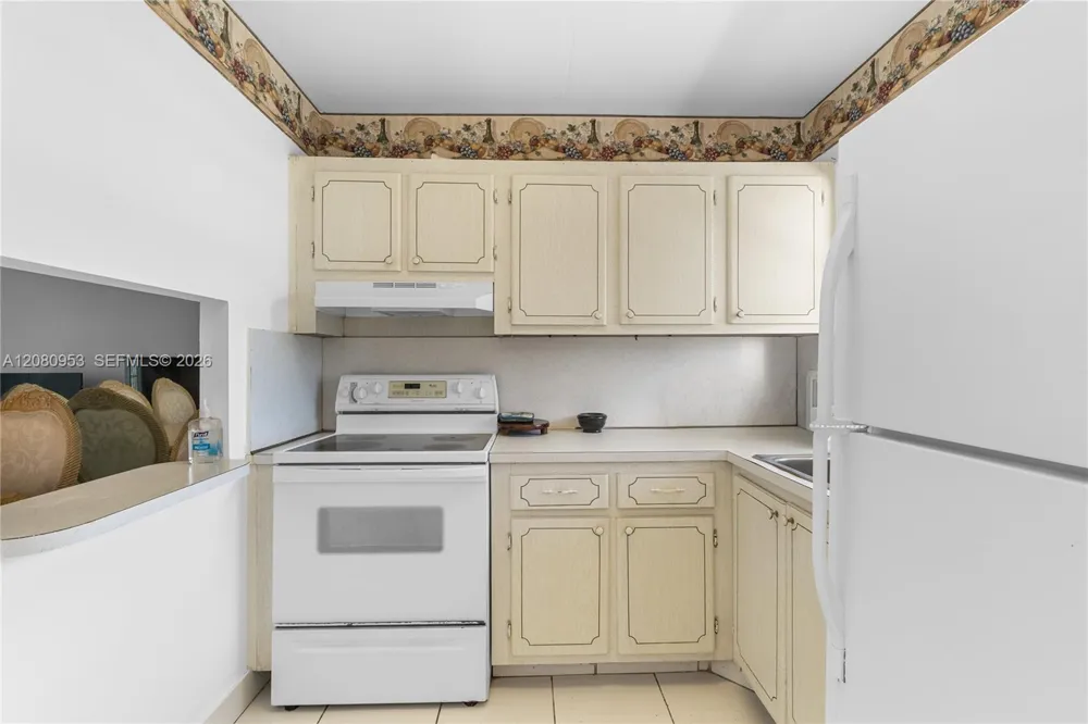 7891 Sunrise Lakes Dr #305 Sunrise, FL 33322