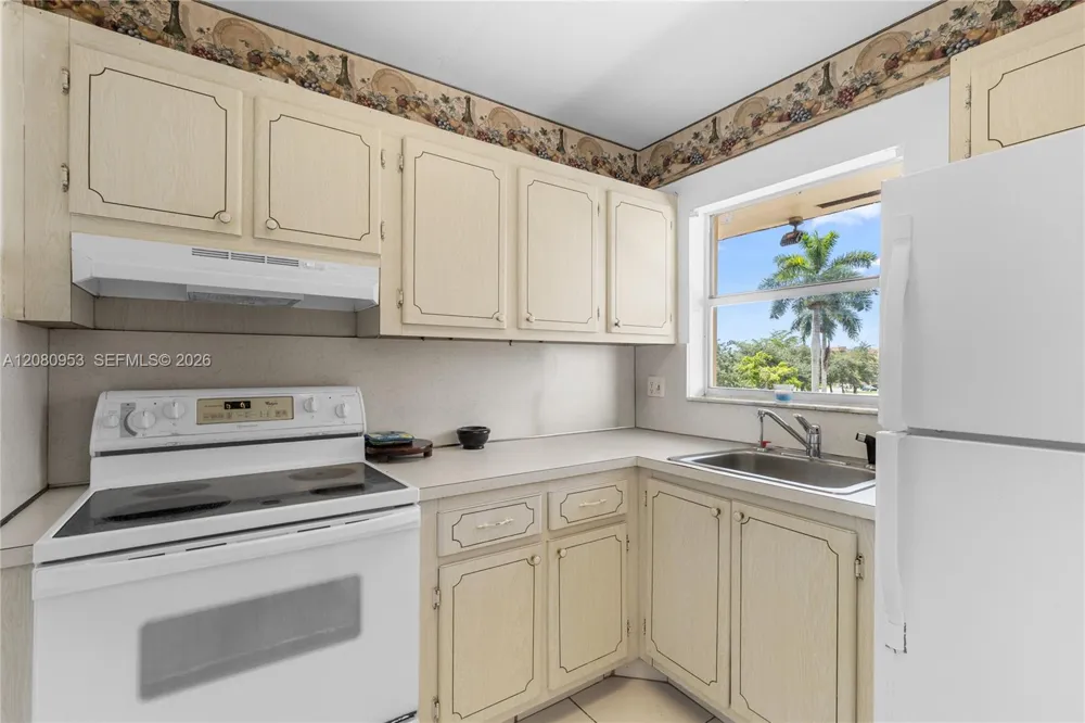 7891 Sunrise Lakes Dr #305 Sunrise, FL 33322