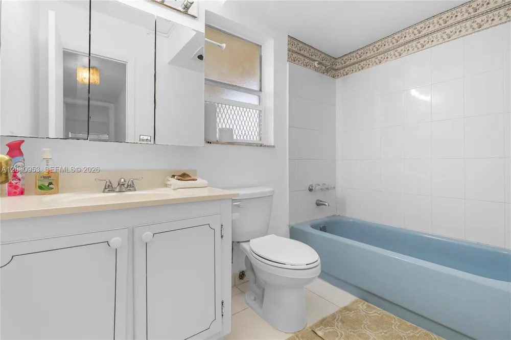 7891 Sunrise Lakes Dr #305 Sunrise, FL 33322