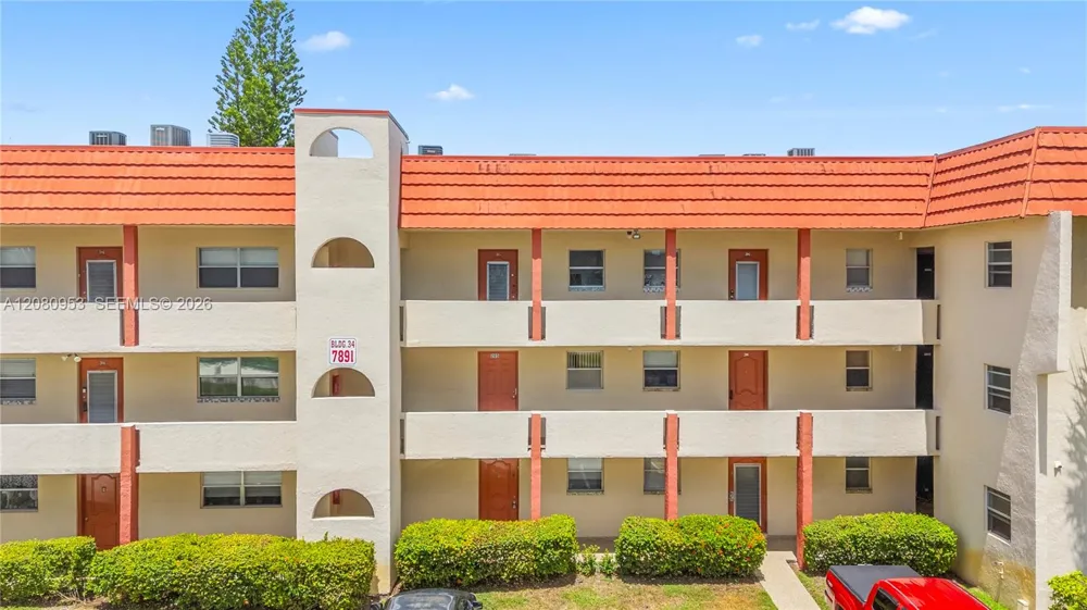 7891 Sunrise Lakes Dr #305 Sunrise, FL 33322