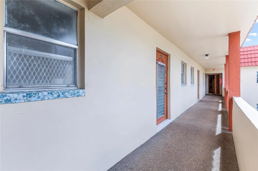 7891 Sunrise Lakes Dr #305 Sunrise, FL 33322