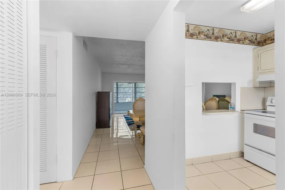 7891 Sunrise Lakes Dr #305 Sunrise, FL 33322