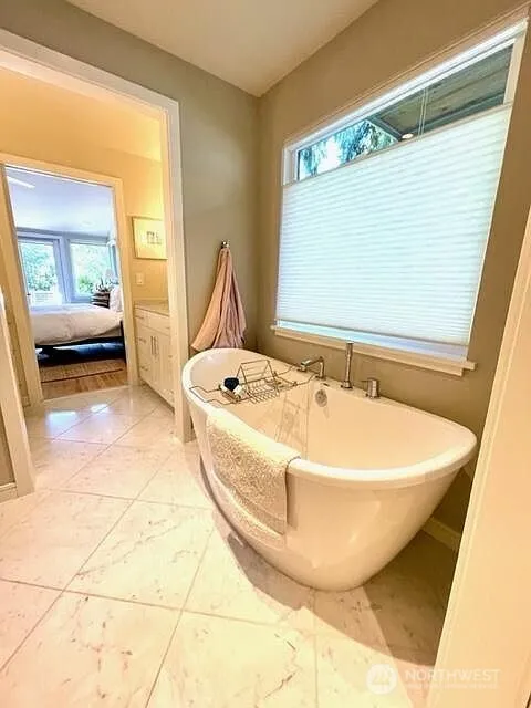 10191 NE Beach Crest Drive Bainbridge Island, WA 98110