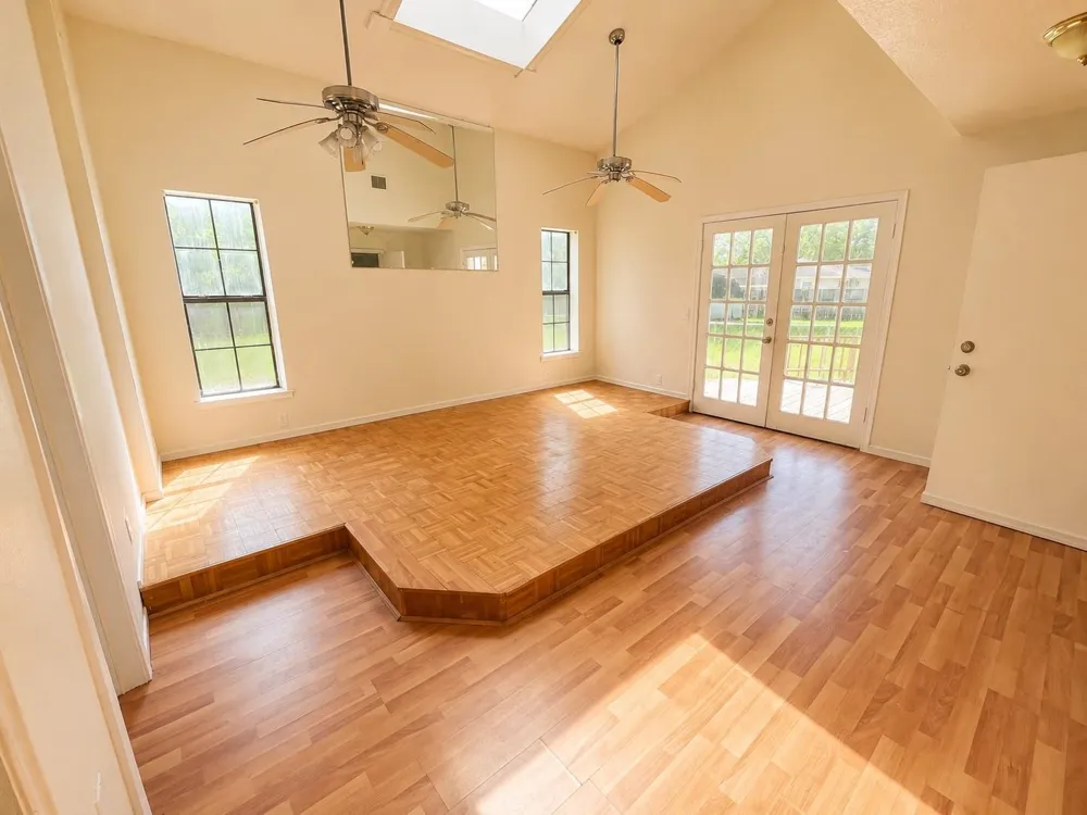 222 E Southland Avenue Alvin, TX 77511