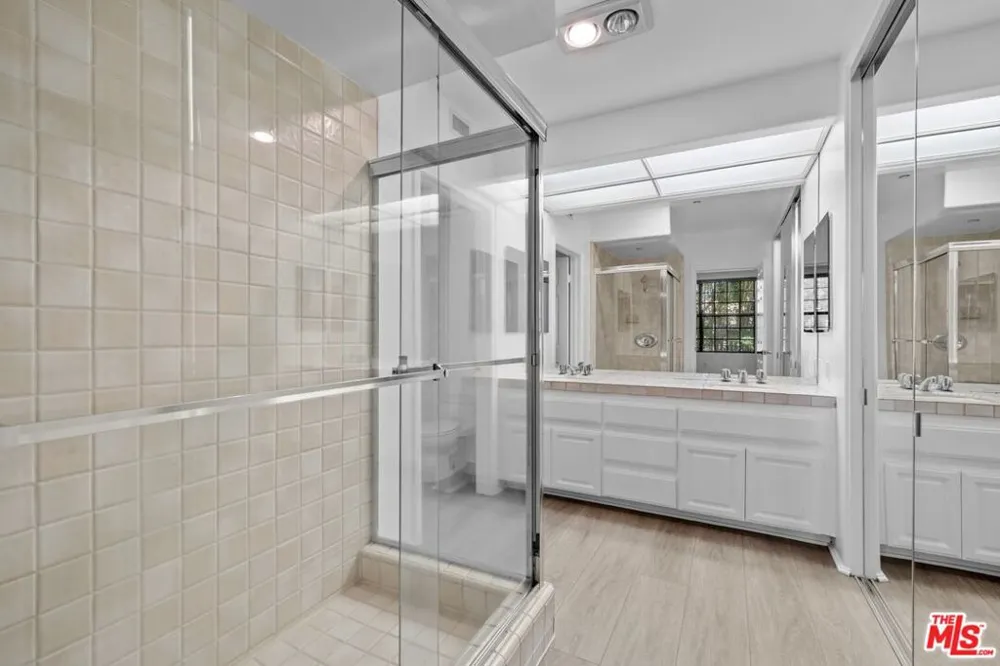 555 S Barrington Avenue #314 Los Angeles, CA 90049
