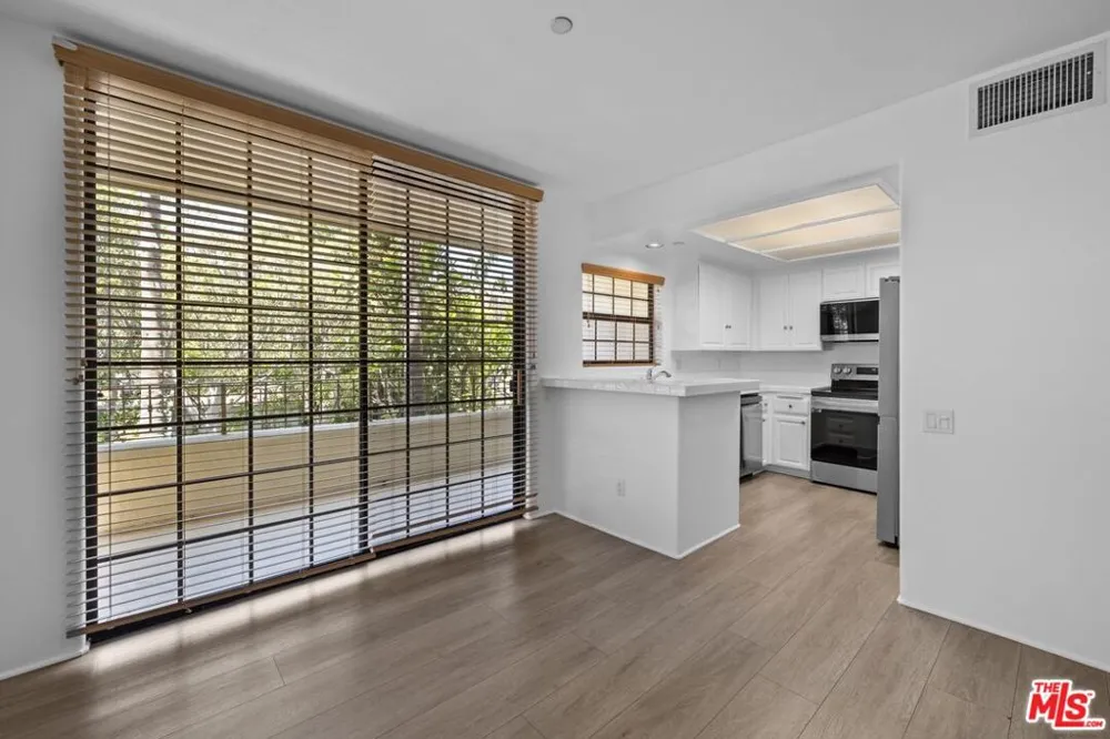 555 S Barrington Avenue #314 Los Angeles, CA 90049