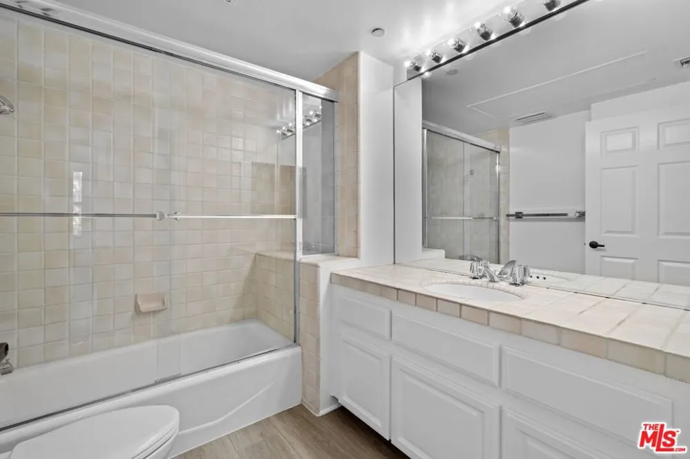 555 S Barrington Avenue #314 Los Angeles, CA 90049