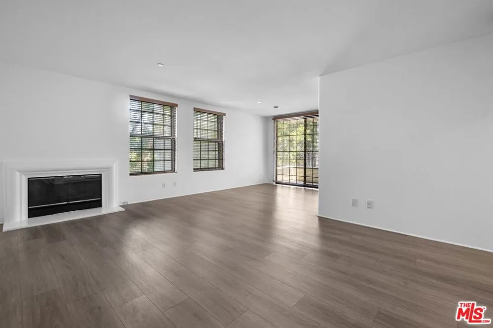 555 S Barrington Avenue #314 Los Angeles, CA 90049
