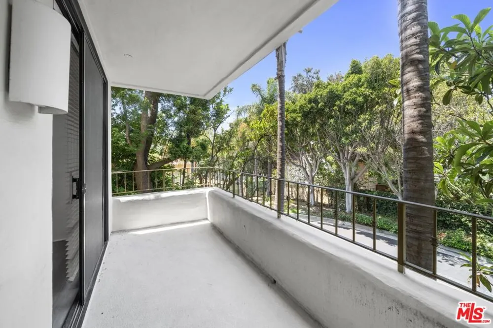 555 S Barrington Avenue #314 Los Angeles, CA 90049