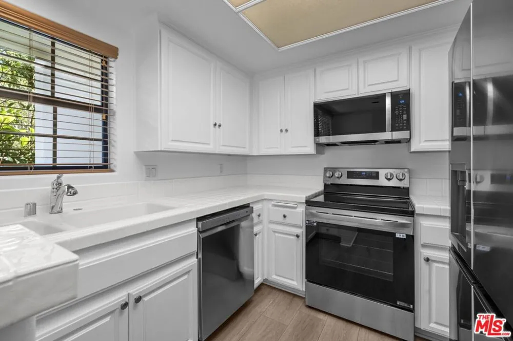 555 S Barrington Avenue #314 Los Angeles, CA 90049