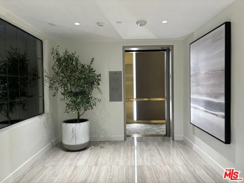 555 S Barrington Avenue #314 Los Angeles, CA 90049
