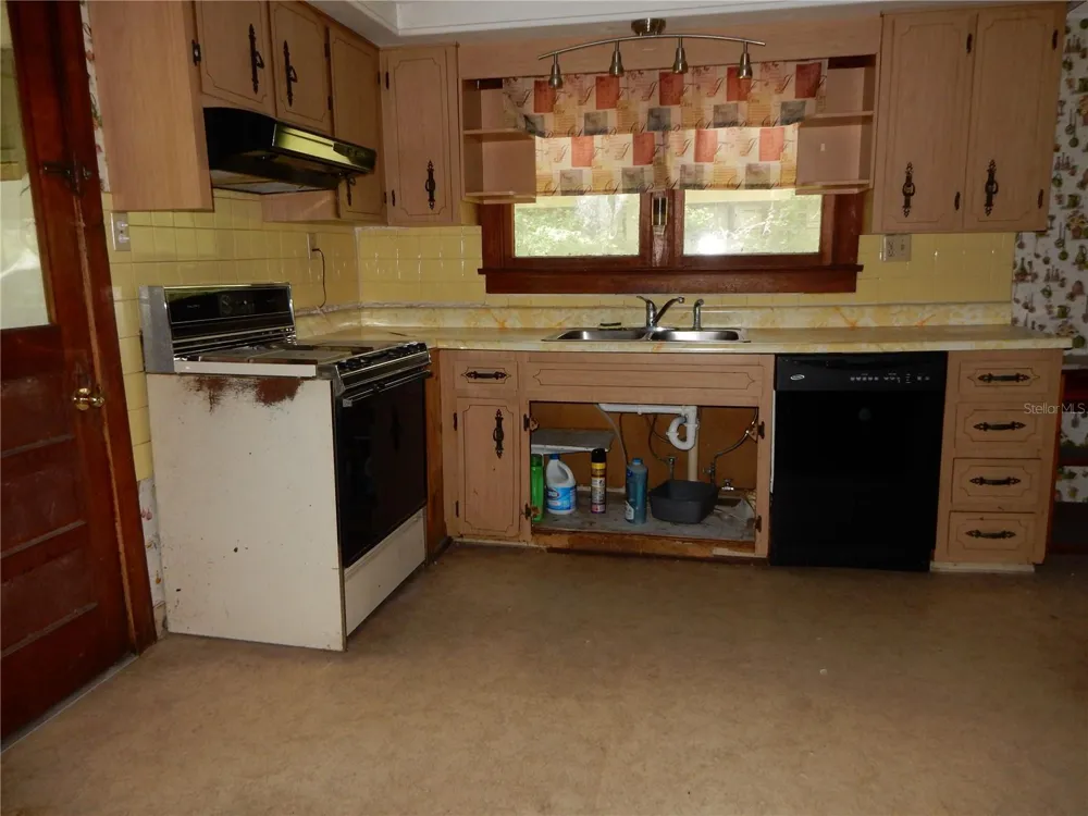 38036 CENTRAL AVENUE Zephyrhills, FL 33540