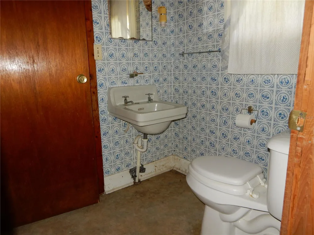 38036 CENTRAL AVENUE Zephyrhills, FL 33540