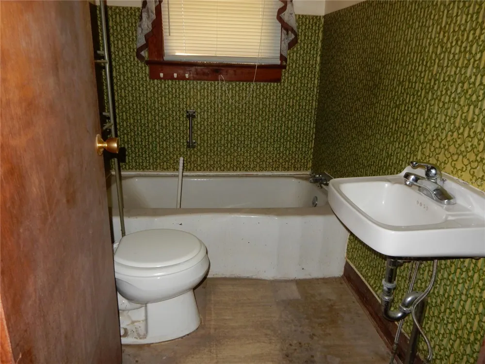 38036 CENTRAL AVENUE Zephyrhills, FL 33540