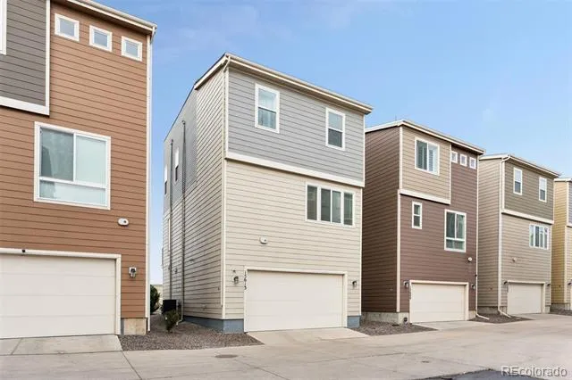 15613 E Broncos Place Englewood, CO 80112