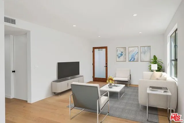 545 San Juan #3 Venice, CA 90291