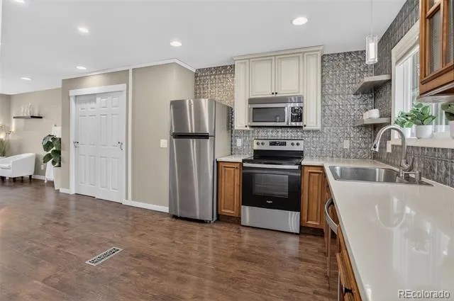 6870 S Broadway Centennial, CO 80122