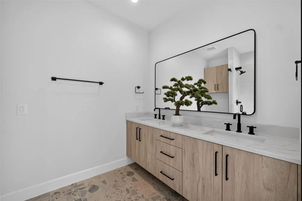 13900 Noel #202 Dallas, TX 75240