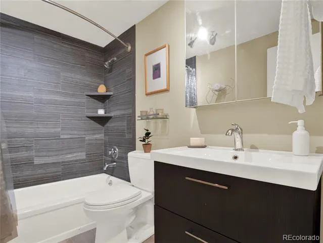 7958 S Roslyn Way Centennial, CO 80112