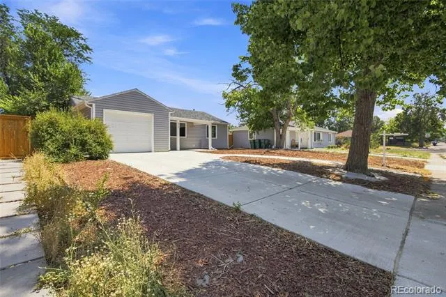 812 Geneva Street Aurora, CO 80010