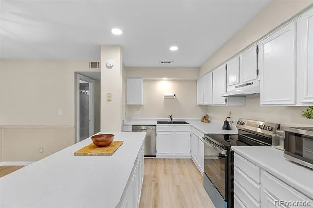 1206 S Dillon Way Aurora, CO 80012