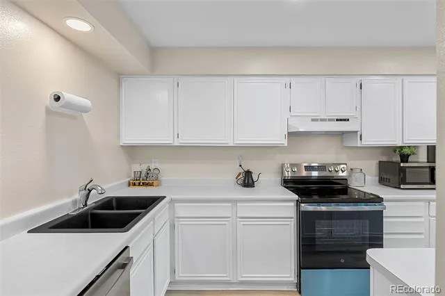 1206 S Dillon Way Aurora, CO 80012