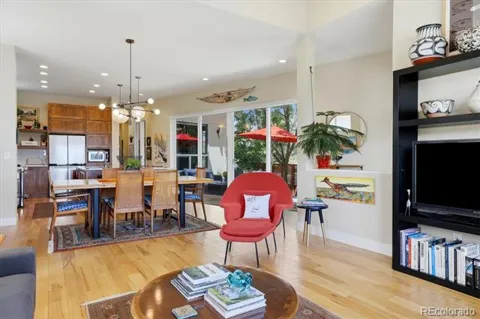 1961 W 67th Place