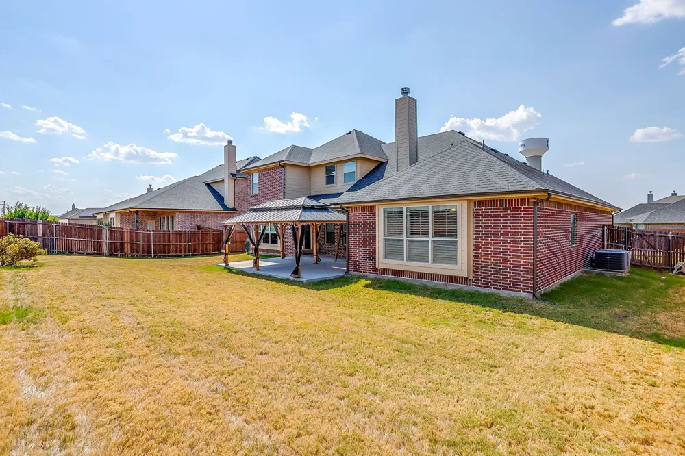 124 Lone Oak Drive Crowley, TX 76036