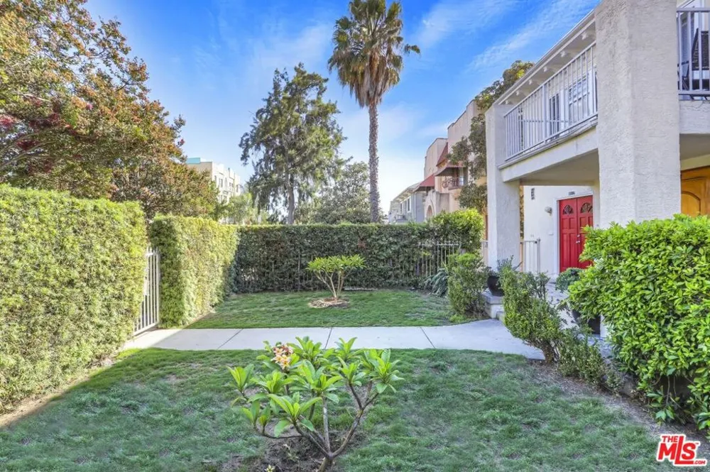 1753 KENMORE AVENUE Los Angeles, CA 90027